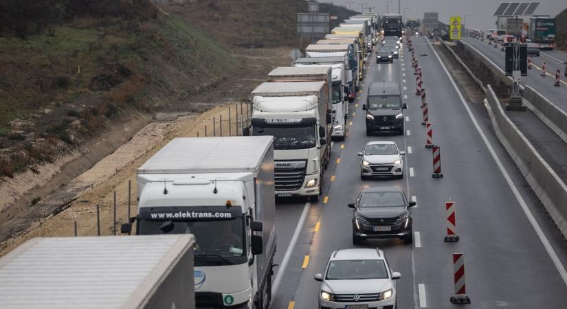 Két autó ütközött az M1-esen, nagy a torlódás