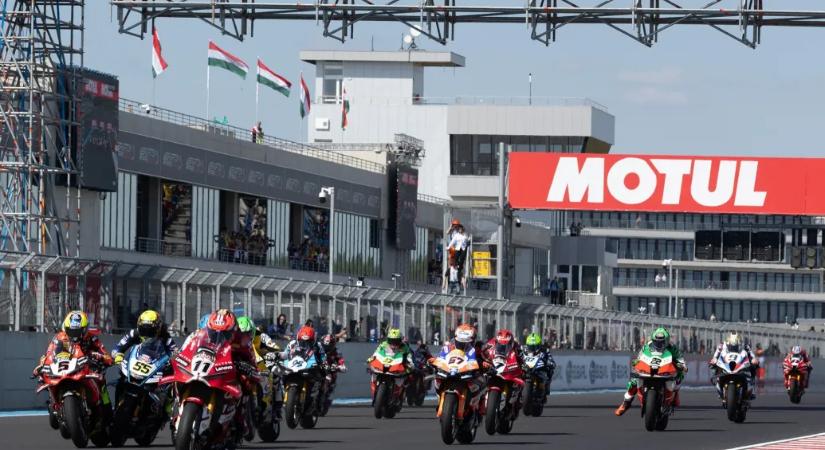 Nagyot esett egy versenyző a balatoni superbike-világbajnokságon, mentő vitte el