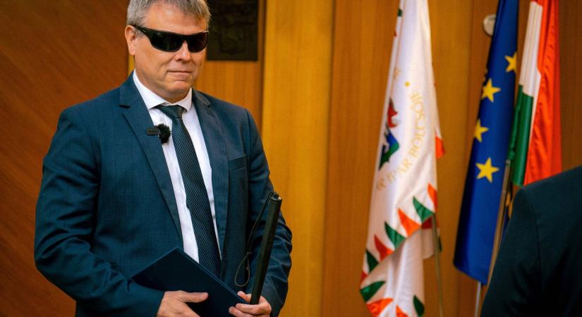 „Levertük a Fideszt, mint vak a poharat”: feketeöves mester az első látássérült miniszter