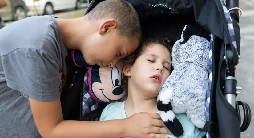 Két éve él éber kómában a 7 éves Kinga: már közel tíz sztrókon esett át a kislány