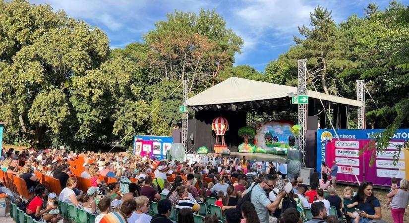 Vígjátékok, koncertek és parkmozi: Júliusban indul a szezon a tatai szabadtéri színpadon