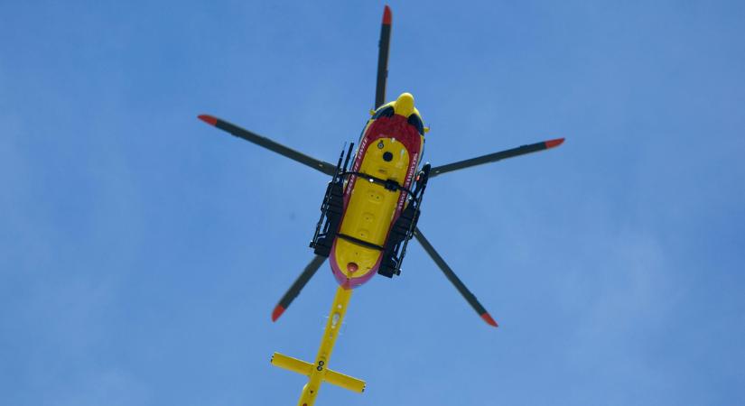 Árokba zuhant, majd a fák közé csapódott egy autó Gyálnál - Mentőhelikopter sietett a helyszínre