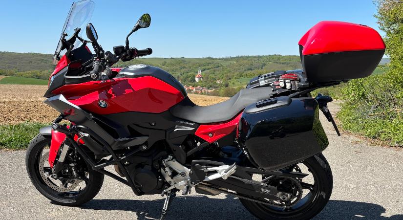 BMW F 900 XR – az alacsonyított verzió magasra helyezett mércéje!