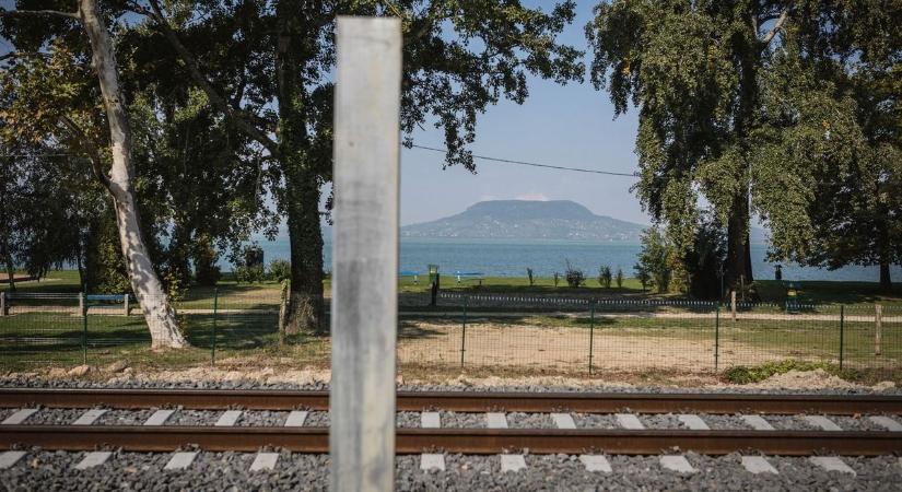 Ha nem vittél uzsonnát, mutatjuk, mit és mennyiért ehetsz a balatoni vonaton