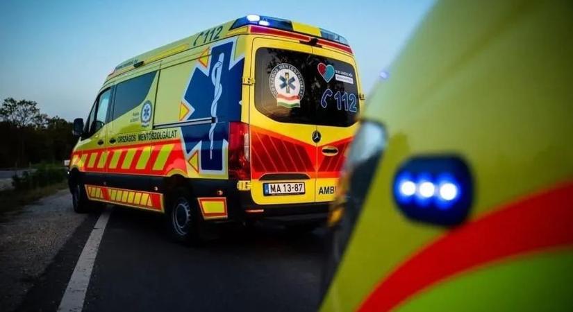 Motoros és autó ütközött Hevesben: mentők siettek a helyszínre