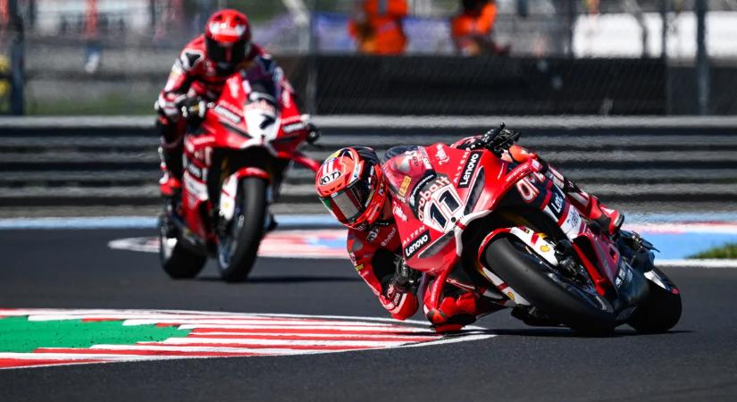 Superbike-vb: Nicolo Bulega nyerte a superpole-versenyt, Oliveirát mentő vitte el