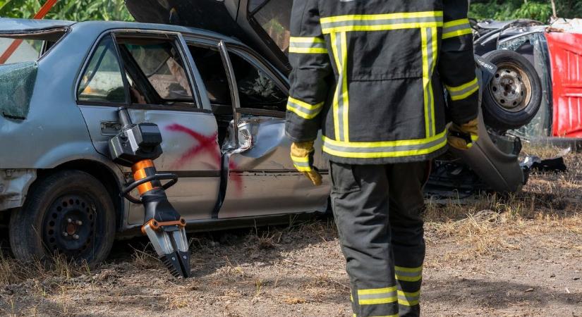 Tűzoltóknak kellett kimenteni a baleset sérültjeit Besenyszög közelében