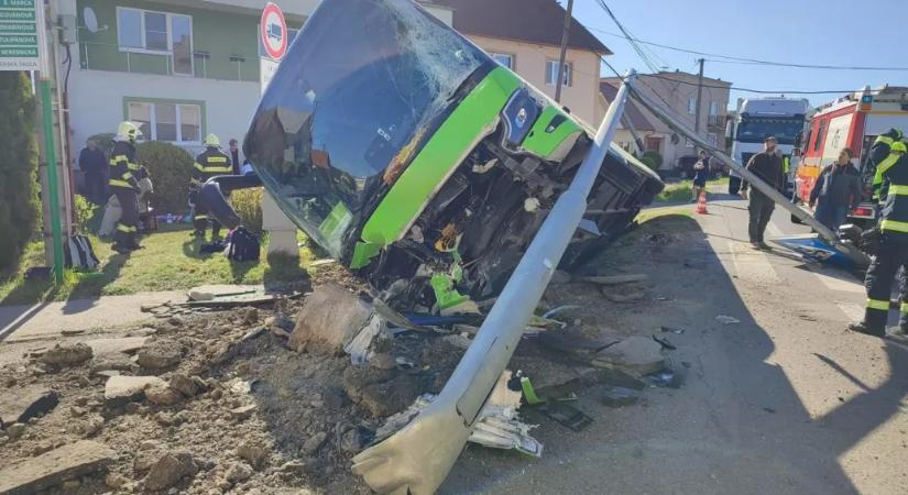 Magyarok is utaztak a Szlovákiában felborult buszon