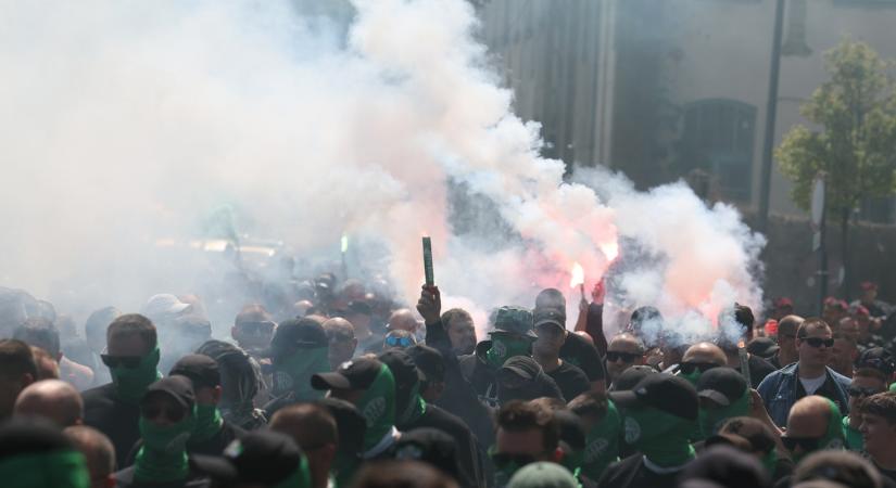 Előkerültek a füstfáklyák, rengetegen vonultak Újpesten, rendőrök biztosították a rendet Budapesten – fotók