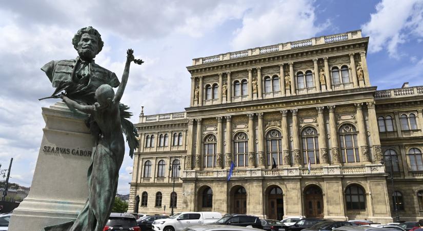 Magyar Péter beszédet mond az Akadémia közgyűlésén, miután Orbán Viktor hat éven át nem fogadta az MTA elnökét