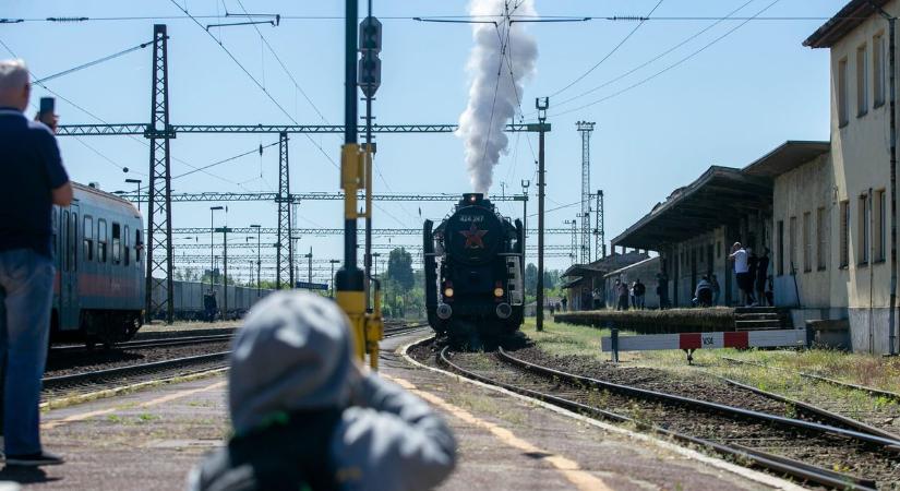 Fekete füst, hatalmas sípszó: így robogott be Kecskemétre a legendás gőzmozdony  fotók, videó