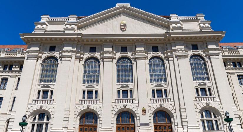 Újra régi fényében tündököl a Debreceni Egyetem főépülete - látványos fotókon a felújított épület!