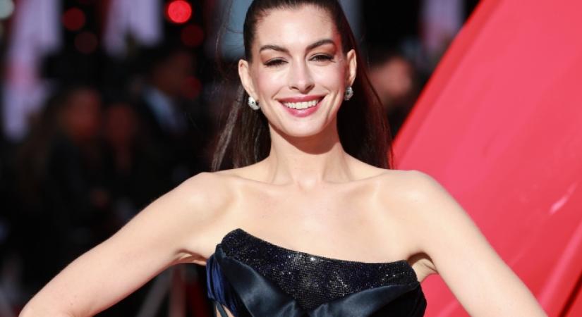Anna Hathaway felvette azt az ikonikus zöld kabátot, amit 20 évvel ezelőtt viselt: most még jobban állt rajta, mint akkor