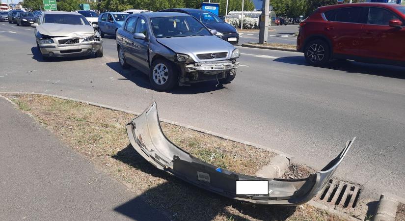 Baleset történt Nyíregyházán, a barkácsáruház előtt, rendőrt kellett hívni