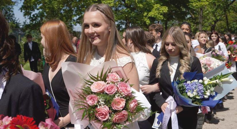 Több száz diák búcsúzott el, így zajlottak a ballagások a dunaújvárosi iskolákban (képgalériákkal, videókkal)