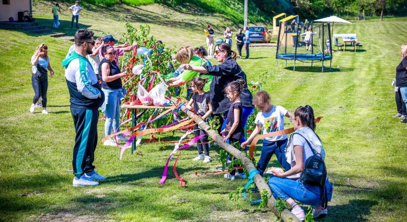 Főzőverseny, májusfa, lángos: nagy siker volt a bátaapáti majális (galéria)