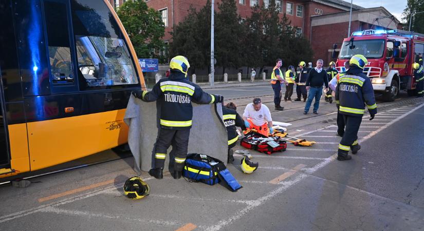 Fülhallgatóval lépett a villamos elé – életveszélyesen megsérült egy nő Újpesten