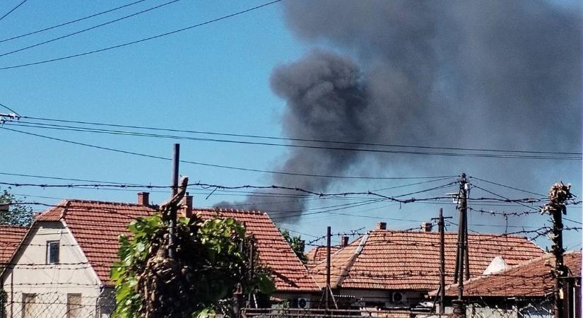 Járművek égtek Mezőkövesden, széthasadt egy gázpalack is a tűzben