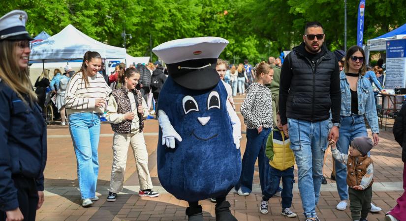 Tüzet oltottak, nyomoztak, forgalmat írányítottak a gyerekek Békéscsabán