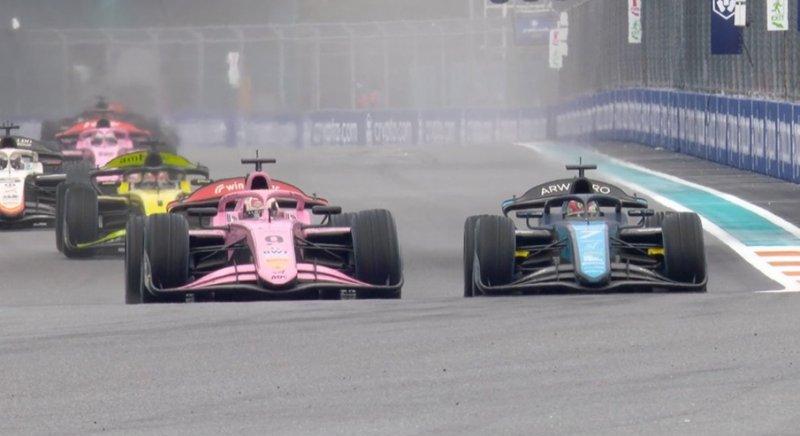 F2: Őrült befutó az esőben négy safety car után