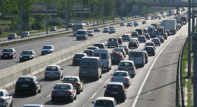 Három autó ütközött az M7-esen, lezárták az autópályát