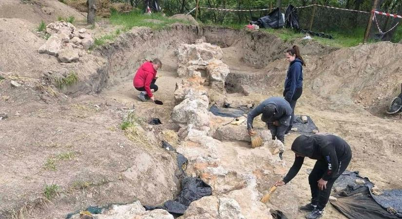 Hatalmas falak bukkantak elő a föld alól: a szőregi monostordomb makacsul őrzi titkait