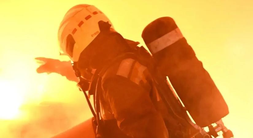 Brutális tűz Mezőkövesden: berobbanó gázpalack, lángoló járművek