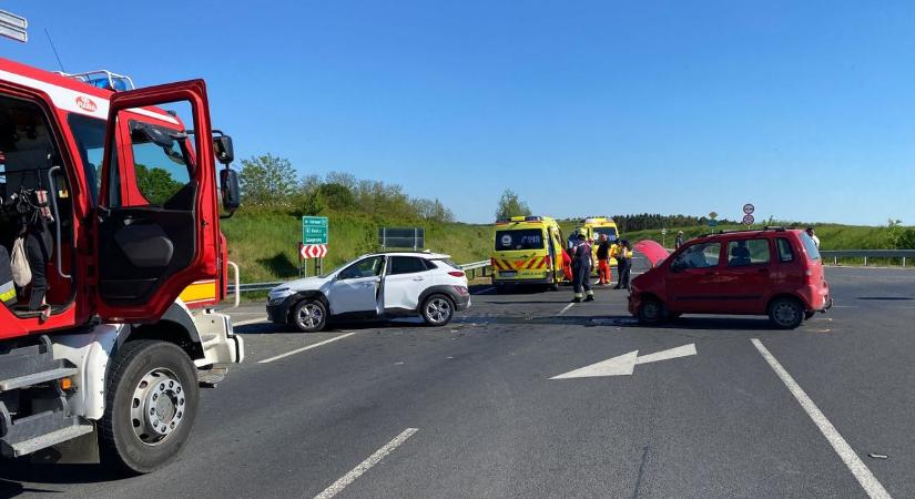Sérültjei is vannak a 86-os úton történt balesetnek – a rendőrség osztott meg részleteket a balesetről (galéria)