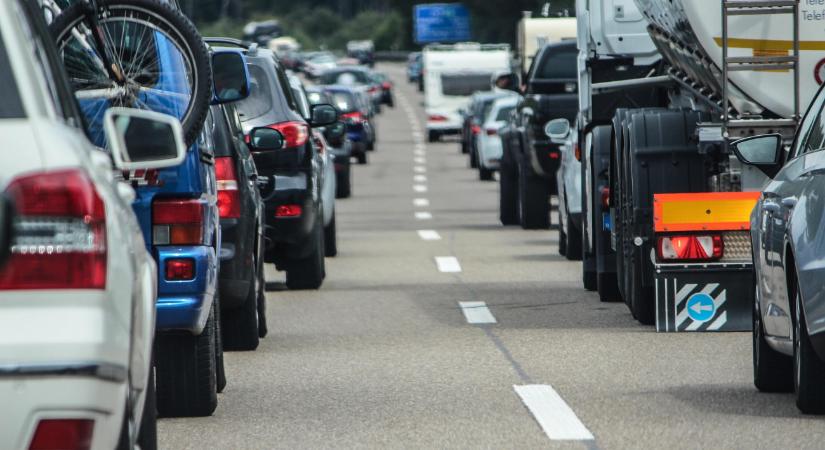 Kigyulladt kisbusz miatt teljes útlezárás az M5-ös autópályán