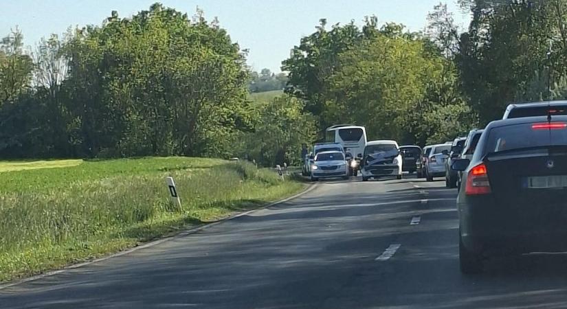 Ez a hétvége sem telik nyugalomban: csúnya baleset a 6-os úton Pécsvárad és Pécs között