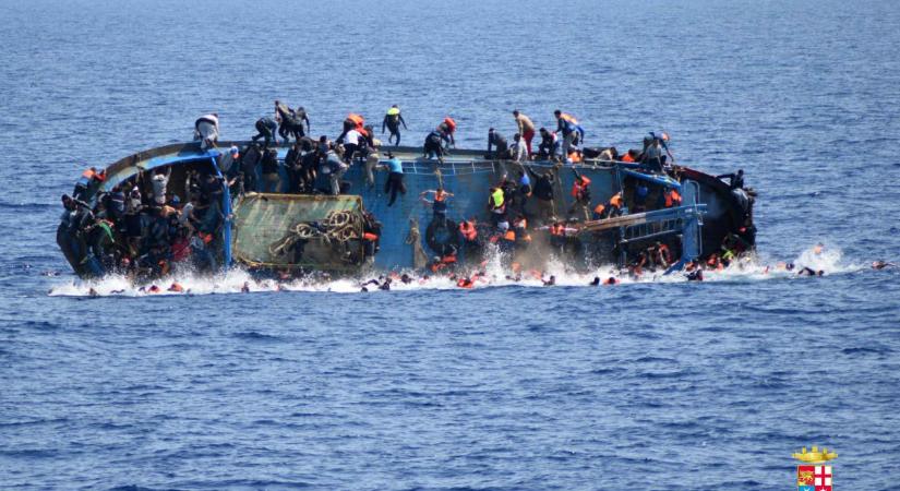 Zátonyra futott egy migránsokat szállító bárka Franciaország északi partjainál, többen meghaltak