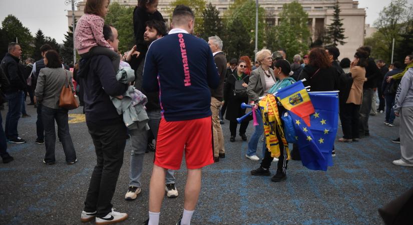 Százak tüntetnek Bolojan mellett vasárnap este Bukarestben