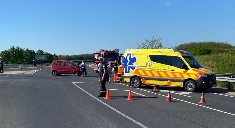 Helyszíni fotók: többen megsérültek a 86-oson történt balesetben