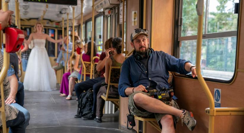 Rujder Vivien kedvéért én is visszaköltöznék a múlt századba, de a mobilomat azért vinném – Beléd estem – Vélemény