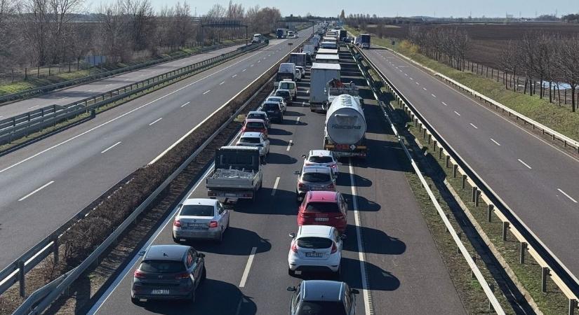 Baleset történt az M3-ason, több kilométer hosszú a torlódás