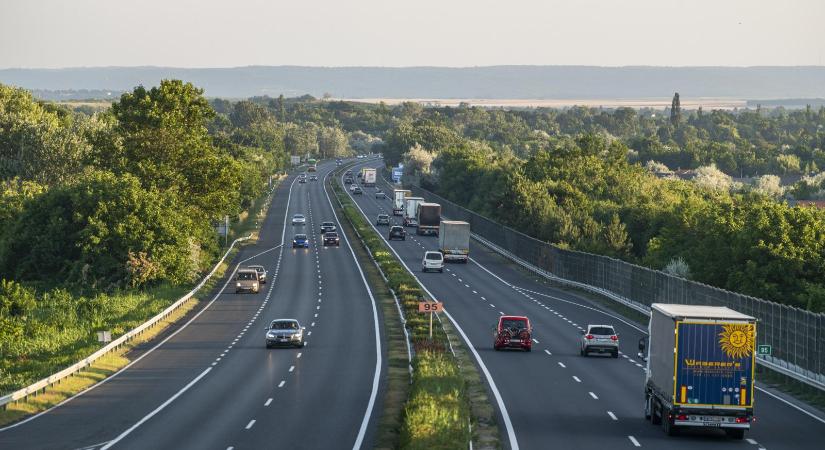 Hármas karambol az M7-esen, kigyulladt kisbusz miatt teljes útlezárás az M5-ös autópályán