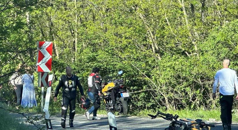 Erdőbe repült a motoros a szerpentinen: Drámai pillanatok a hírhedt kanyarvadászaton – Helyszíni fotók