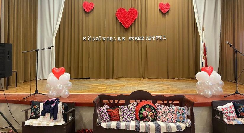 Megható módon emlékeztek az édesanyákra a hajdú-bihari településen