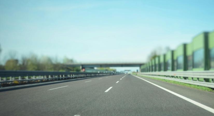 Elesett az M5-ös is: egy kigyulladt kisbusz miatt teljes útzárt rendeltek el
