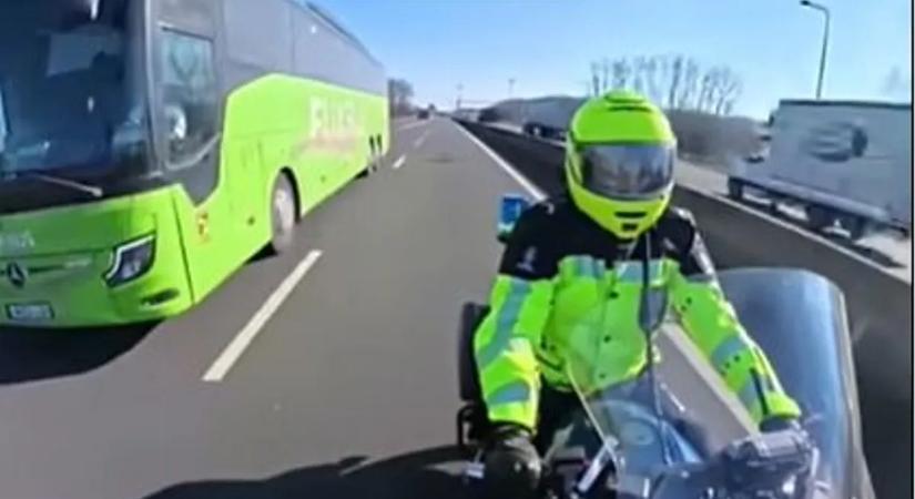 Videón, hogy a motoros rendőr kiszedi a forgalomból a távolsági buszt