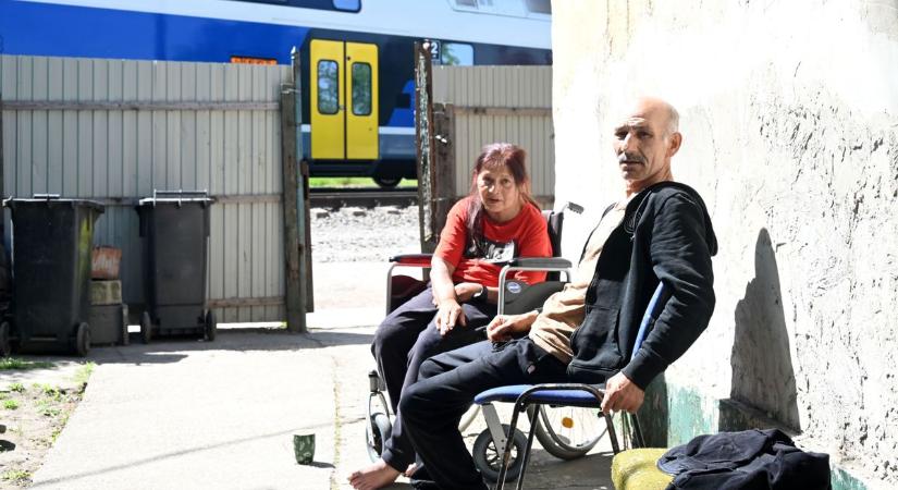 Ahol a vasút és a szegénység mindenkinek az ismerőse: kik élnek Szolnok sínek közti világában?