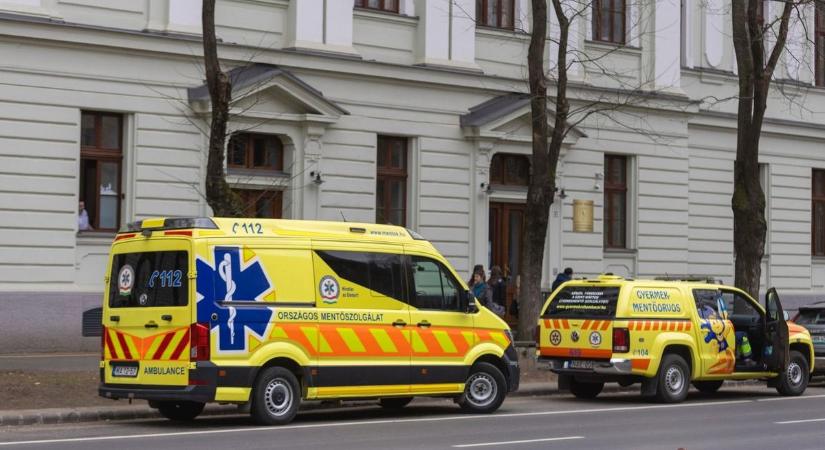 Debreceni anya-fia páros is dolgozik a mentők kötelékében