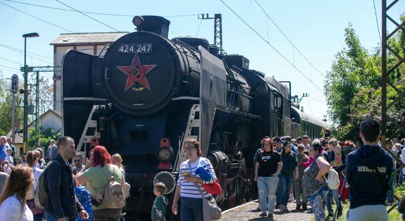 Százak várták Kecskeméten a híres gőzmozdony érkezését
