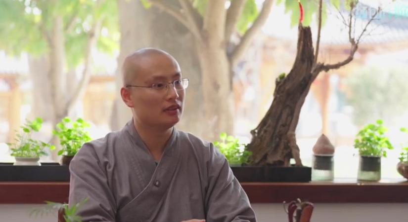 CS2-es késekkel flexel a buddhista szerzetes – rossz pályát választottunk?