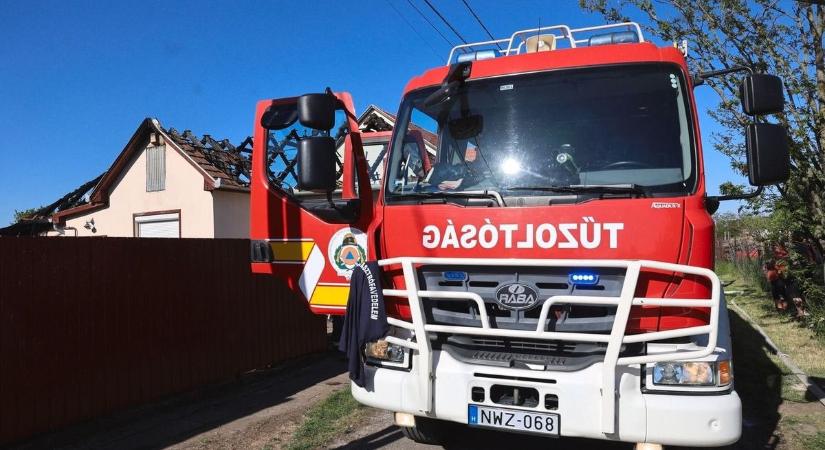 Hatalmas tűz Mezőkövesden: melléképületből terjedtek át a lángok a házra (fotók, videó)