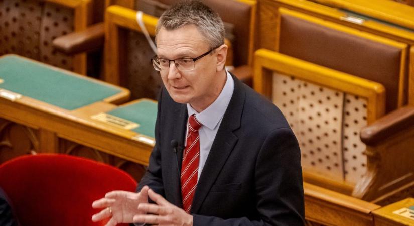 Váci Hírlap: 50 milliót kapott „kulturális programokra” három Rétvári Bencéhez közeli alapítvány a választás előtt