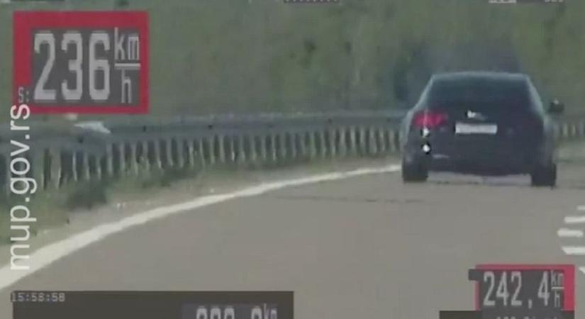 236 km/órás tempóval repesztett az autópályán, amikor lekapcsolták