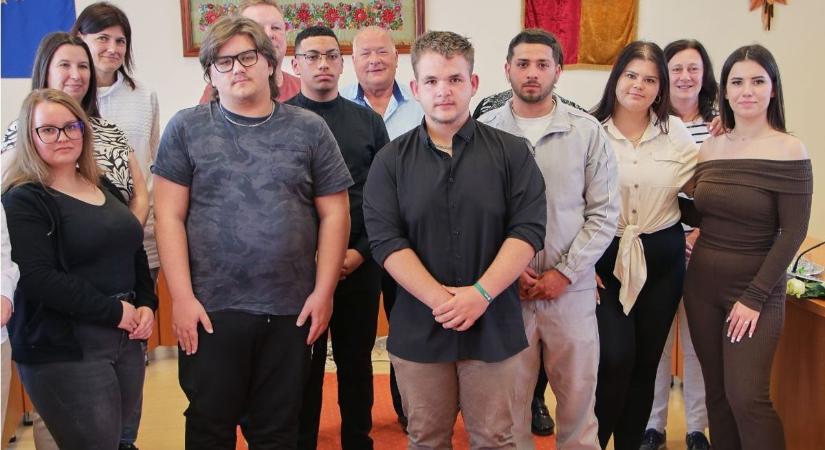Szónokverseny díjátadó Mezőkövesden: élményekkel és elismerésekkel jutalmazták a diákokat