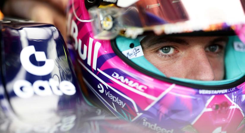 Verstappen sem úszta meg – a bokszkijáratnál hibázott, jött a büntetés