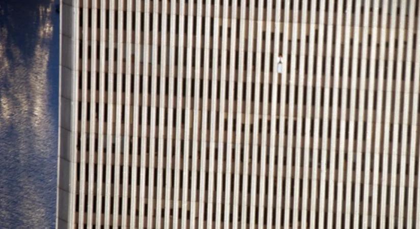World Trade Center titkos erkélye eredetileg művészeti akció volt, aztán vad összeesküvés-elméletek alapja lett